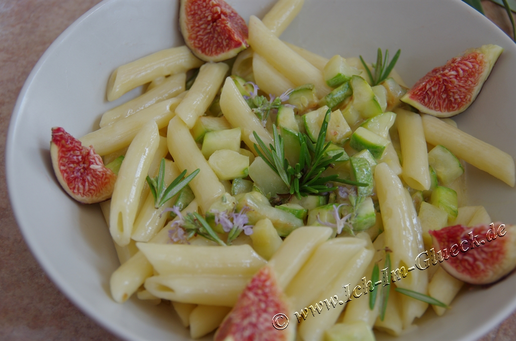 Rosmarin-Zucchini Pasta mit frischen Feigen. Ein kulinarischer Gruss ...